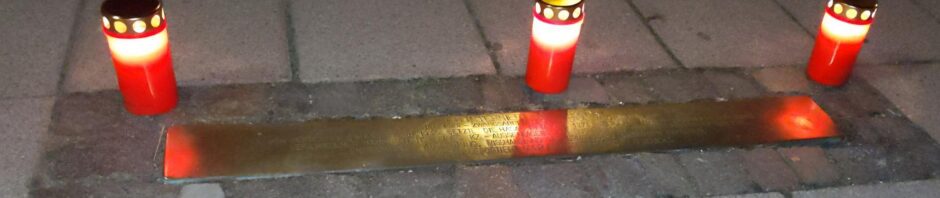 Gedenkkerzen auf der Stolperschwelle am Markt